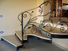 Кованая забежная лестница на металлокаркасе с перилами Л140