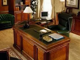 Стол коричневый в кабинет КБ138