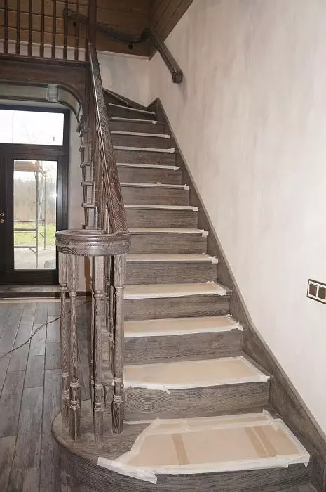 Маршевая лестница на металлокаркасе забежная Г-образная на косоурах для дома Л049