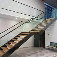 Лестница со стеклянным ограждением Л157