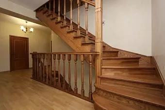 Деревянные лестницы с ковкой