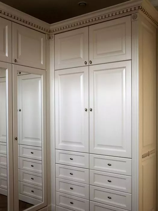 Шкаф в стиле прованс угловой белый двухдверный в гардеробную с декоративным карнизом Г001