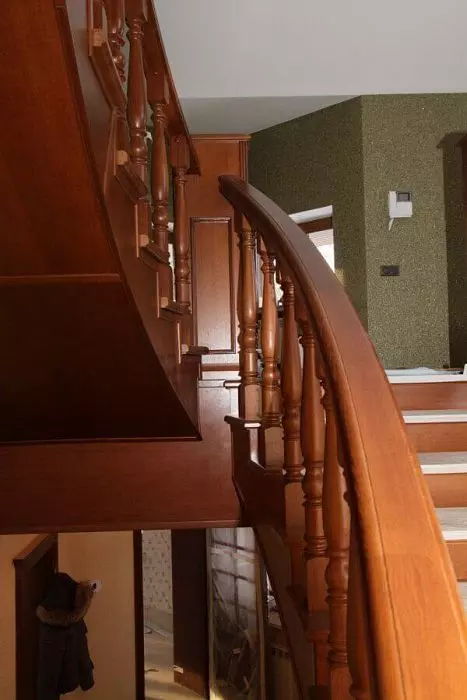 Маршевая Г-образная лестница на косоурах на металлокаркасе для квартиры Л047 Л202
