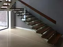 Лестница со стеклянным ограждением Л152