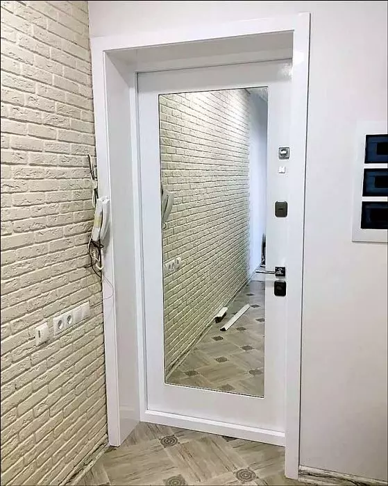Входная дверь с зеркалом Д020