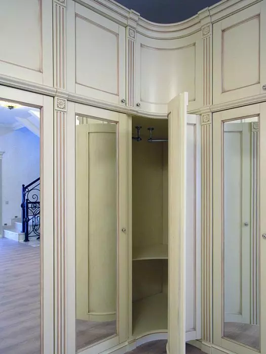Угловой шкаф в стиле прованс белый в гардеробную с гнутой дверкой Г003