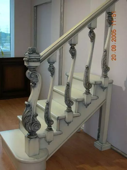 Маршевая лестница на косоурах с забежными ступенями П-образная для маленьких помещений на металлокаркасе Л057