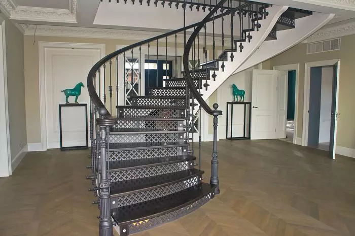 Винтовая лестница на металлокаркасе на косоурах с забежными ступенями с кованым ограждением Л041 фото 3